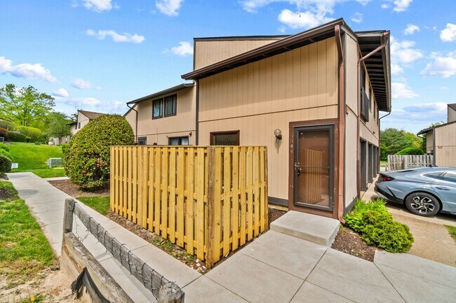 Foto del edificio - Condo in Woodside Square. 3Br / 1Ba Renovated. Garage.