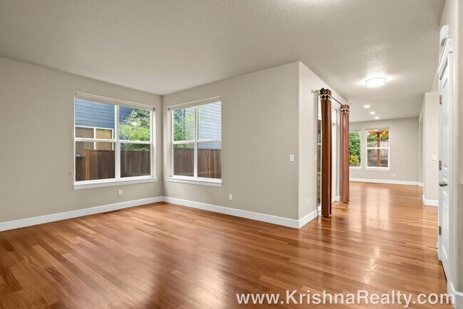 Building Photo - Beautiful 4 Bedroom* 3.5 Bathroom* + Offic...