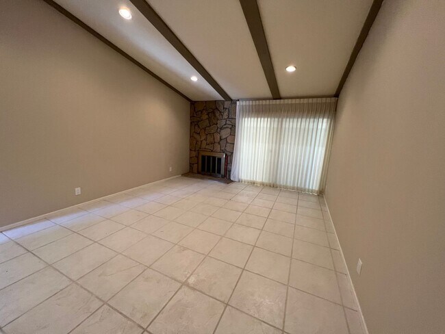 Foto del edificio - Well Located Home in Camarillo, CA