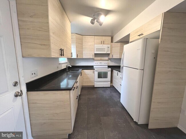 Building Photo - Beautiful 2bd 1.5bth townhome in Elvaton T...