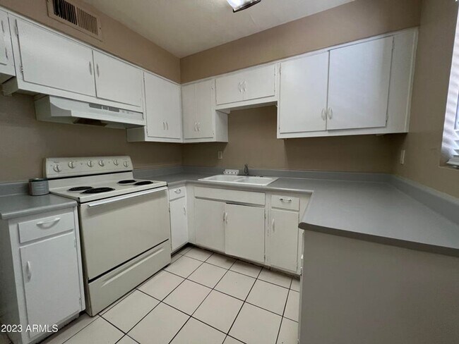 Foto del edificio - Apply Here https://realty480.appfolio.com/...