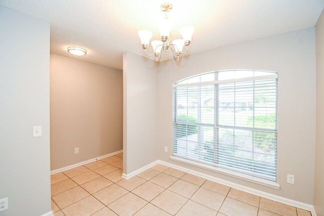 Building Photo - 1804 Sherwood Dr