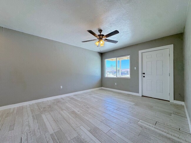 Building Photo - Northeast El Paso 3 Bed Refrig A/C All Tile Flooring!
