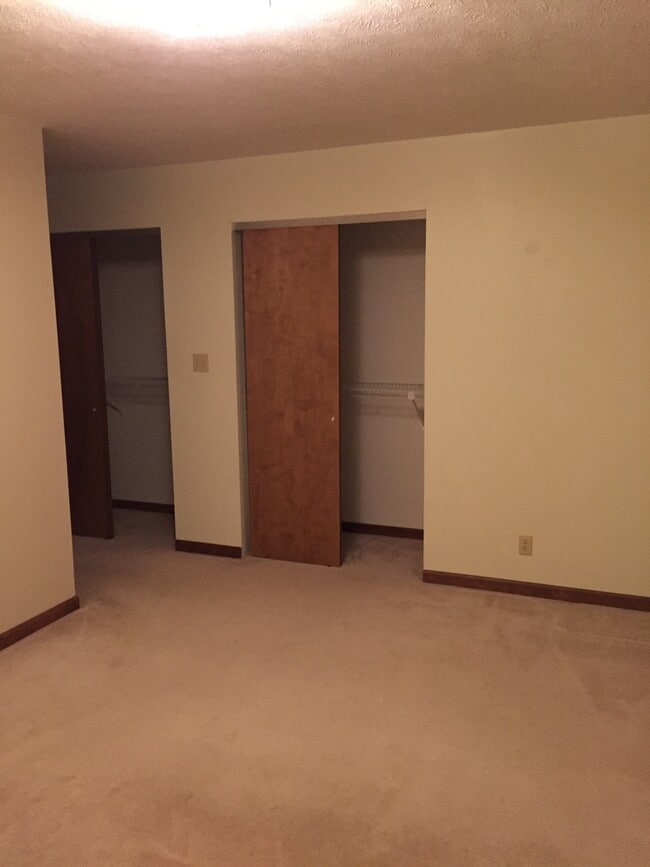 Master double closet - 380 Ironwood Dr