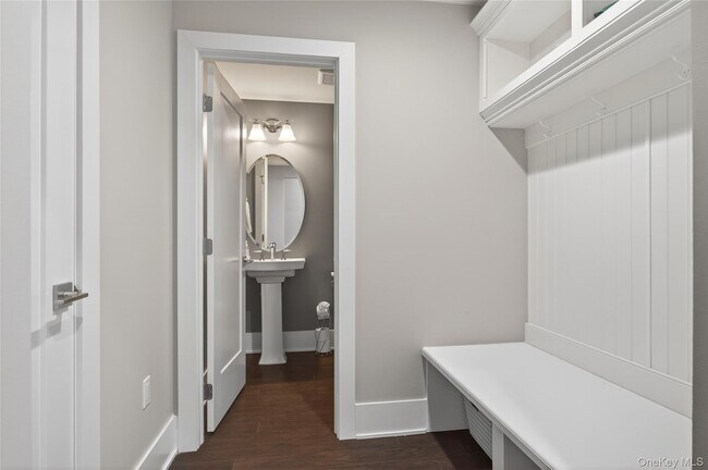 Foto del edificio - 348 Horseman Blvd