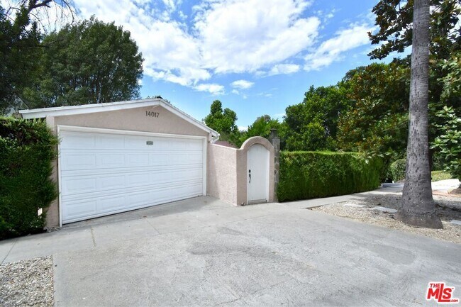 Foto del edificio - 14017 Valley Vista Blvd