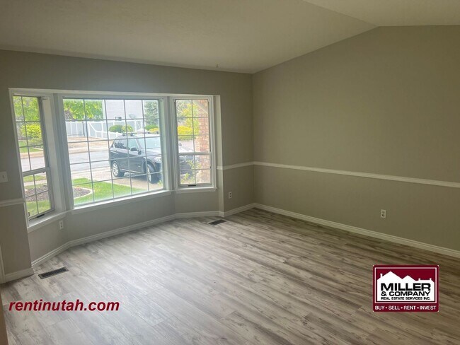 Building Photo - Beautiful newly remodeled home in Sandy Fo...