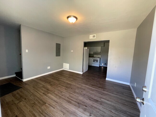 Building Photo - 458 Daffodil St