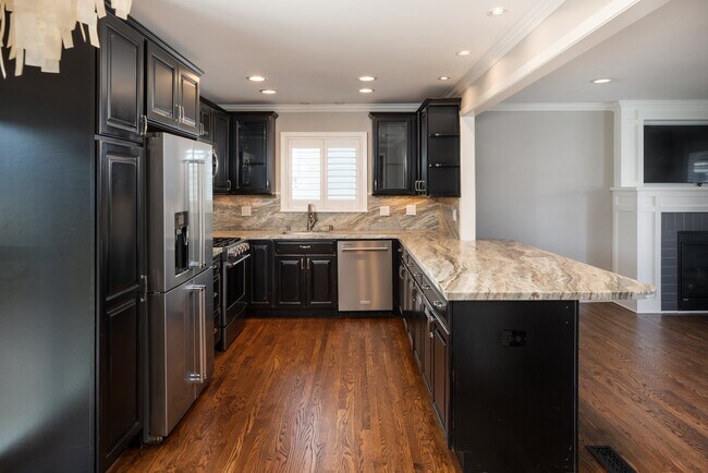 Foto del edificio - 3511 Hillcrest Dr