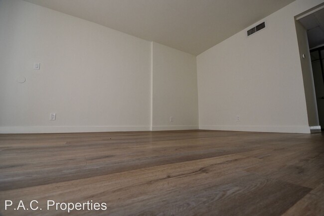 Building Photo - 2 br, 1 bath Apartment - 4565 Hazeltine Av...