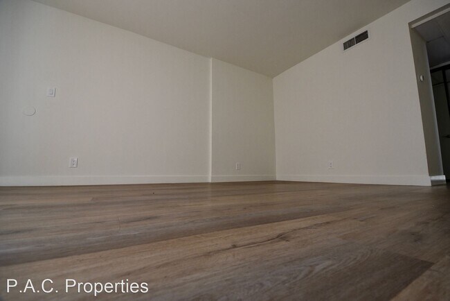 Foto del edificio - 2 br, 1 bath Apartment - 4565 Hazeltine Av...