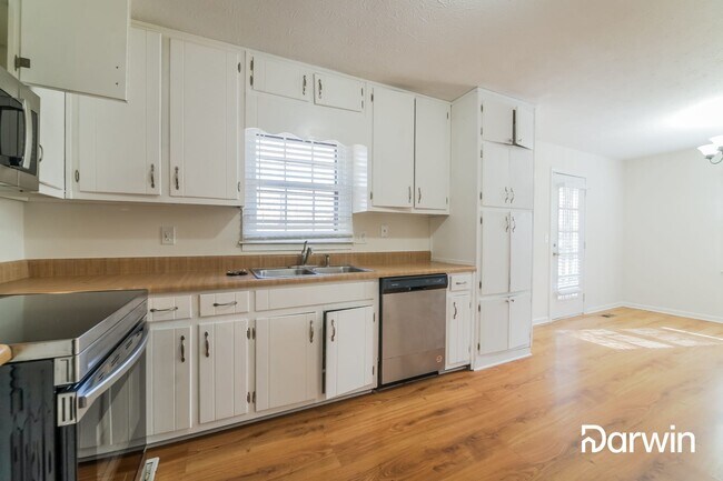 Building Photo - 60 E Hearthstone Dr E, Newnan, GA 30263