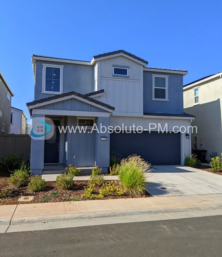 Foto principal - Amazing 3 Bed / 2.5 Bath Newer Solar Home ...