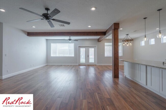 Building Photo - 7 Bedroom 3 Bathroom Home. Cats & Dogs All...