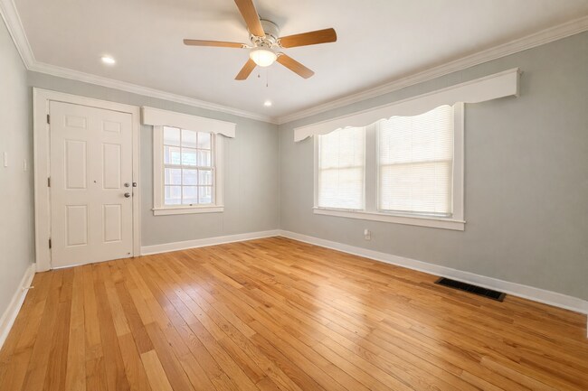 Building Photo - Charming 2BR Home with Yard, Porch & In-Home Laundry