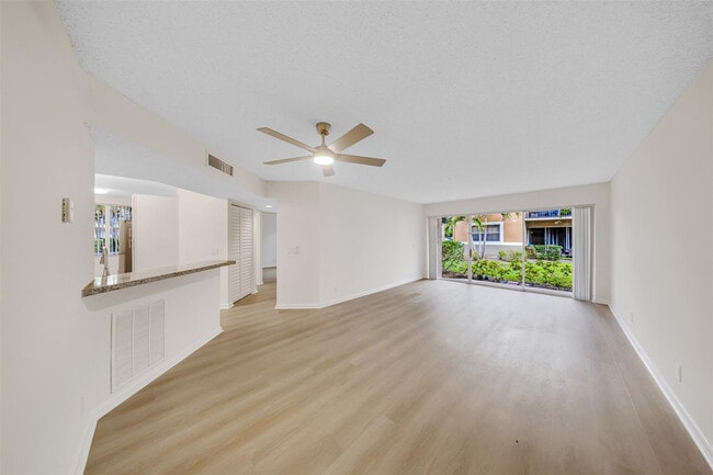 Foto del edificio - 8977 Wiles Rd