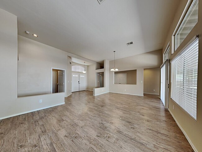 Building Photo - 1024 Crescent Moon Dr