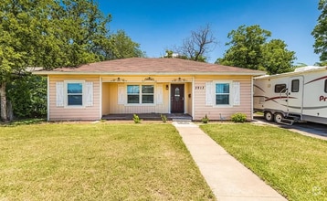 Building Photo - 3913 Roselawn Dr