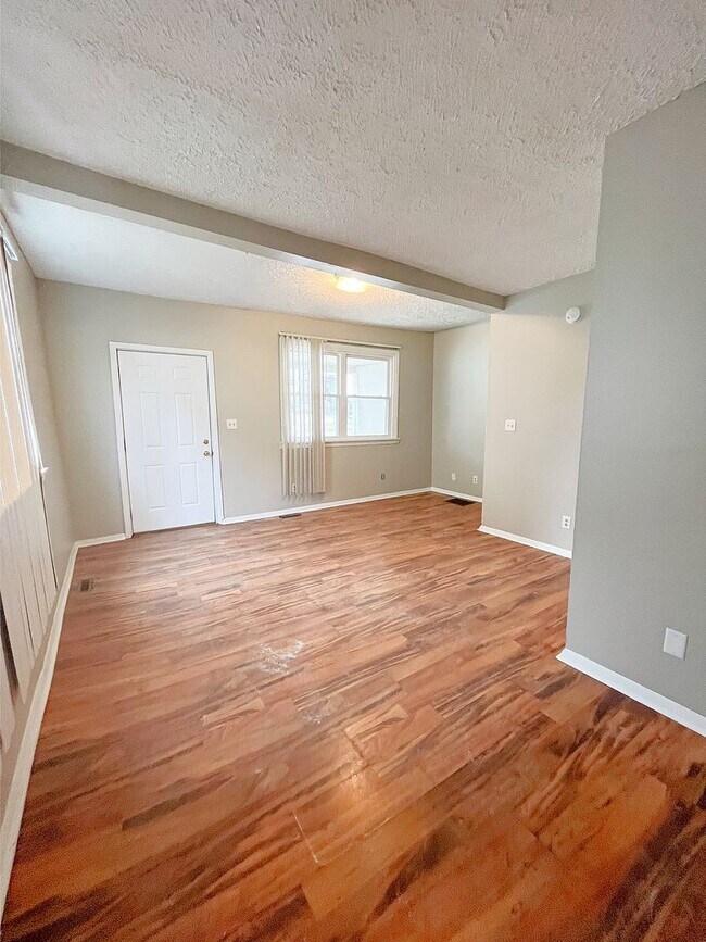 Building Photo - Three Bedroom Home