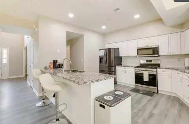 Foto del edificio - Room in Single Family Home on Woodstone Dr