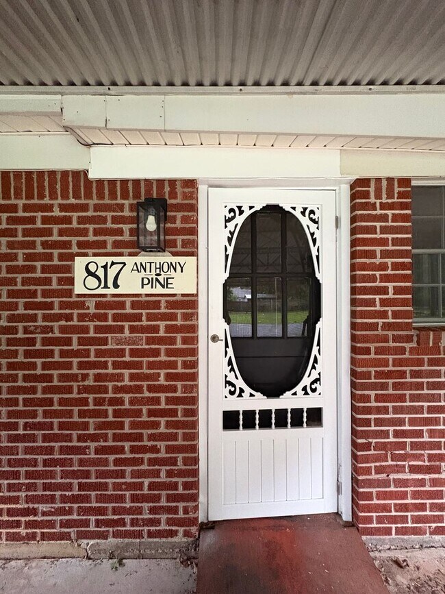 Foto del edificio - Beautiful 4 bedroom/1 bath with Central Air & Heat on Corner Lot