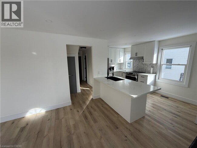 Building Photo - 137 Whitley St