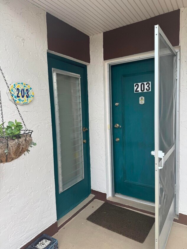Foto principal - 4 Greenway Dr