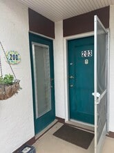 Building Photo - 4 Greenway Village N