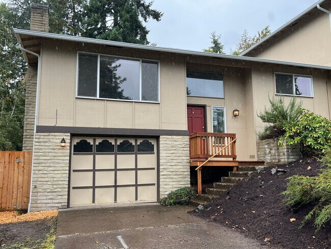 Building Photo - Charming 2 Bedroom/ 1 Bath Duplex Unit- Av...