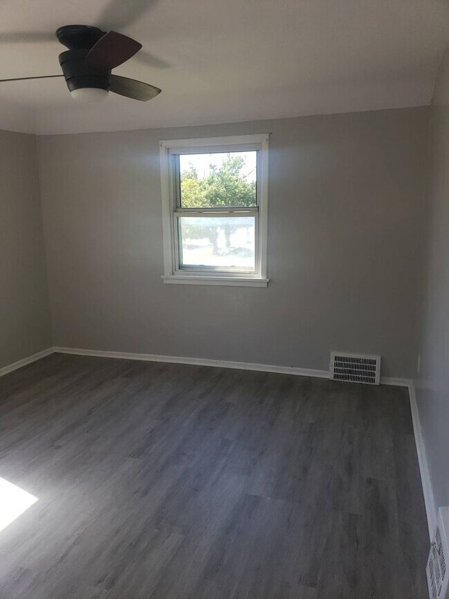Building Photo - Charming 3-Bedroom Property in Prime Location
