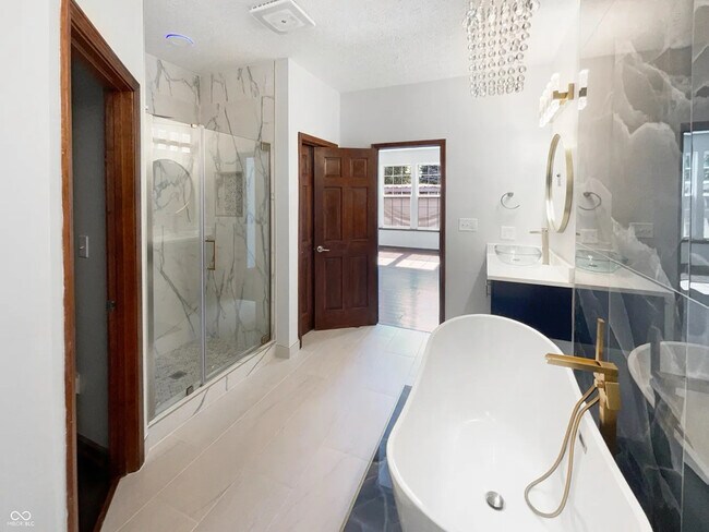 Foto del edificio - 2556 Greythorne Dr