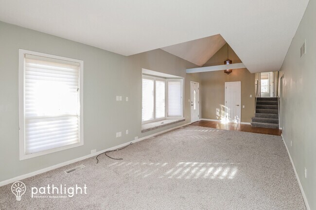 Building Photo - 5409 NW Foxhill Rd, Parkville, MO, 64152