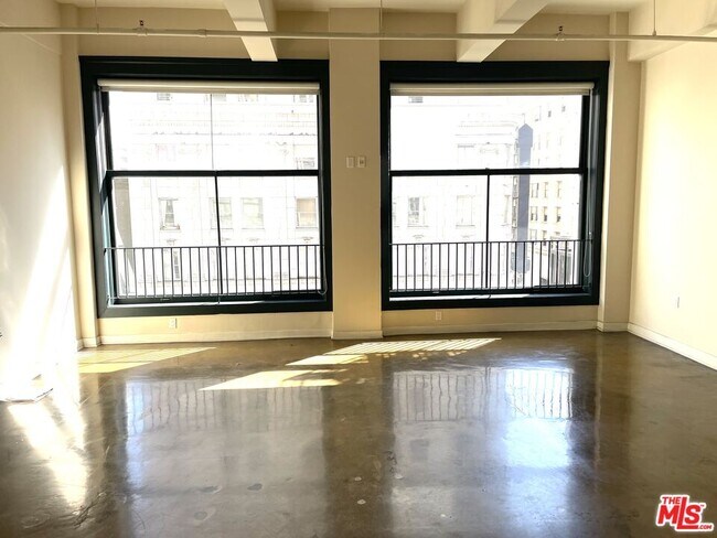 Foto del edificio - 315 W 5th St