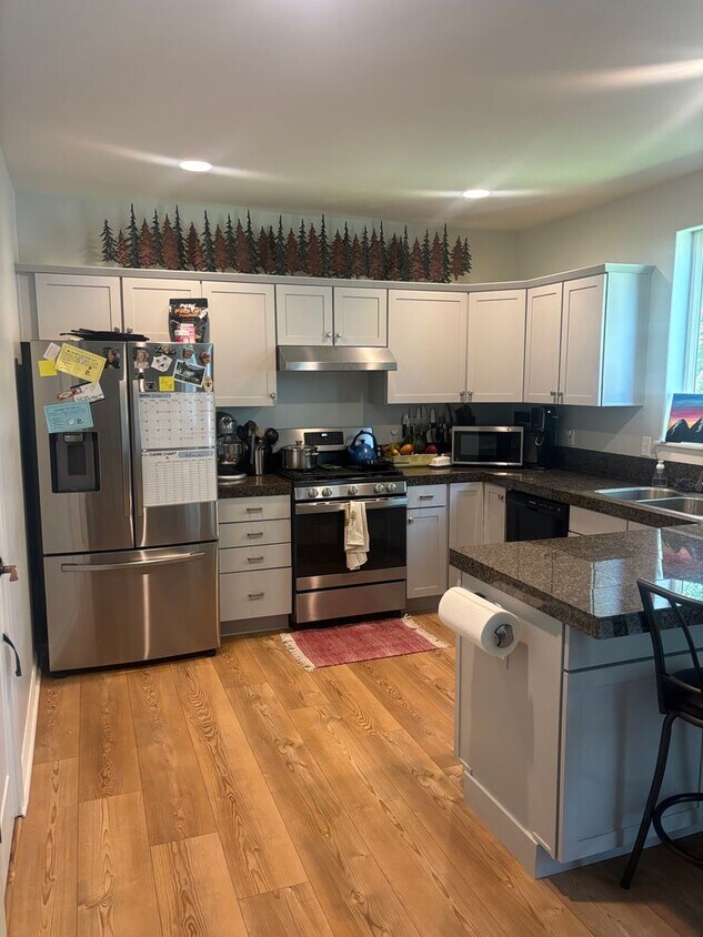 Primary Photo - 3 Bedroom House with Large Bonus Room!