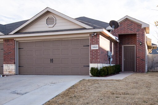 Primary Photo - 1043 Newcastle Dr