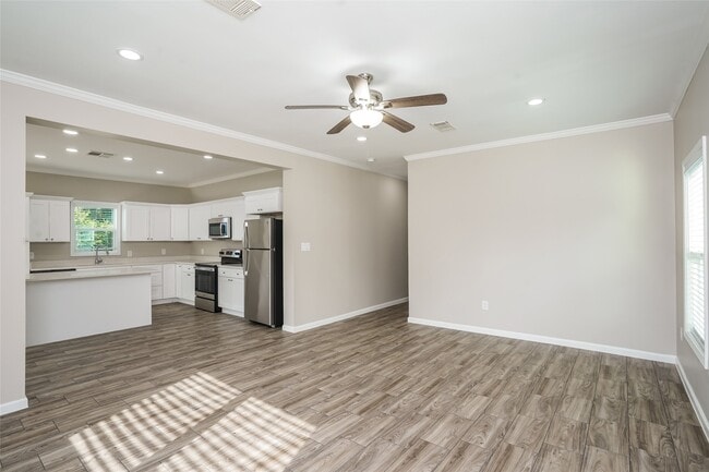 Building Photo - 9330 Crestview Dr