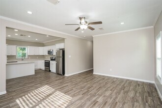 Building Photo - 9330 Crestview Dr