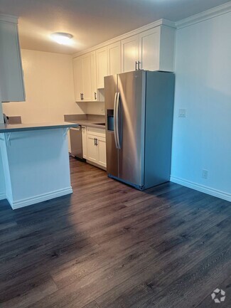 Building Photo - 576 N Bellflower Blvd