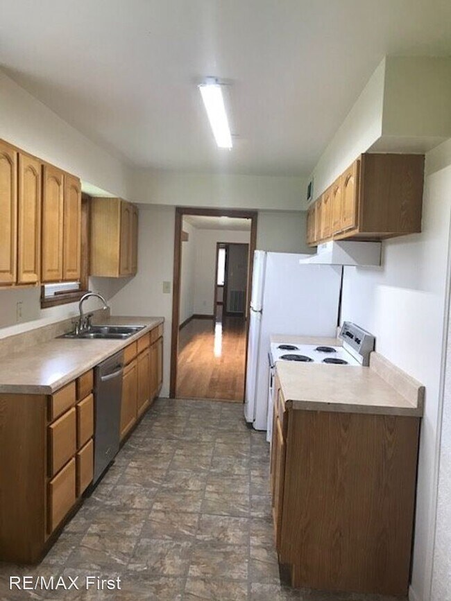 Building Photo - 3 br, 2 bath House - 407 W. College Ave.
