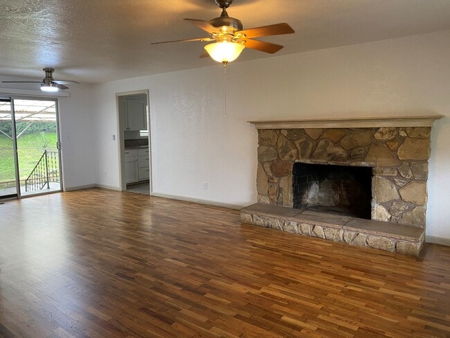Building Photo - ~Fantastic Three Bedroom Home~