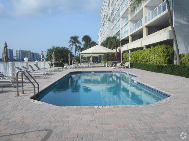Building Photo - 17700 N Bay Rd