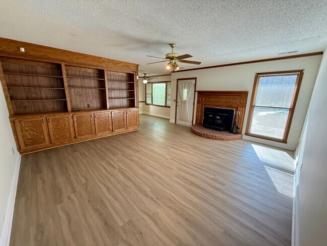 Building Photo - Charming Brick Home in Rembert!