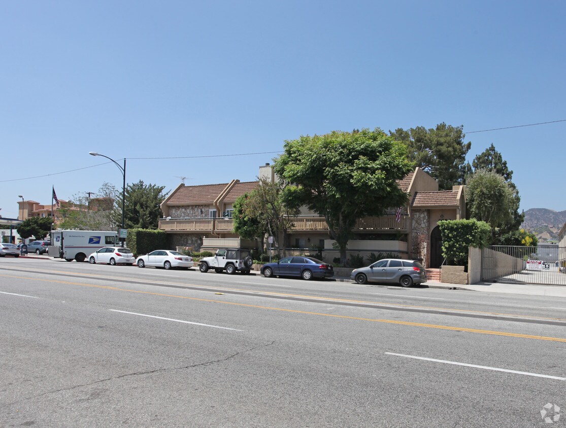 Building Photo - 1620 N San Fernando Blvd