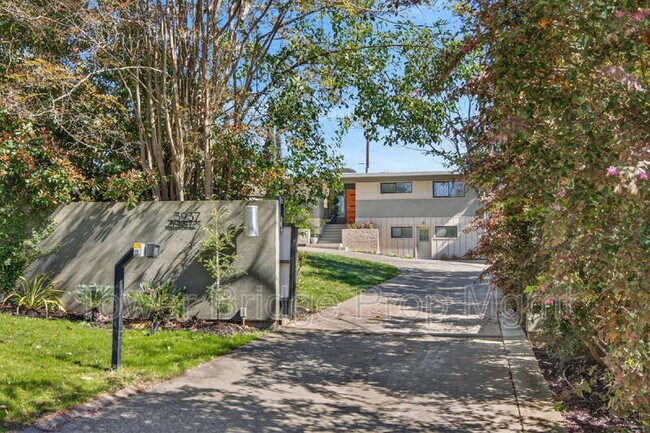 Foto del edificio - 3937 Orangewood Dr
