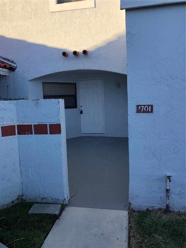Primary Photo - 1701 San Remo Cir