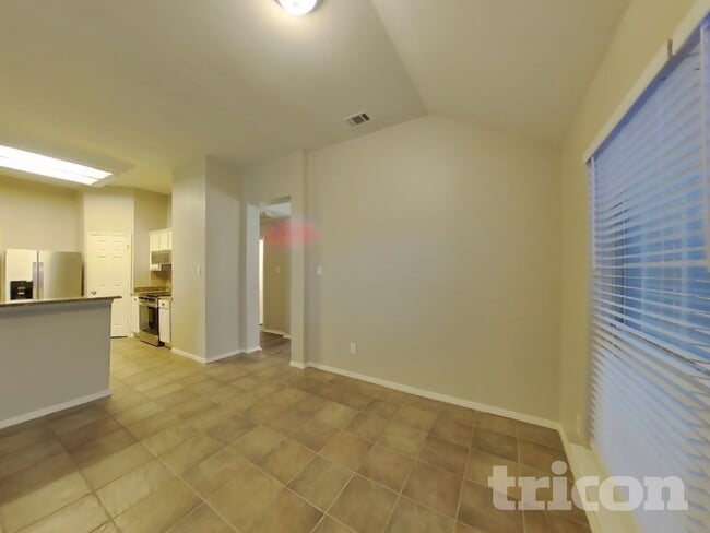 Building Photo - 834 San Jacinto Dr