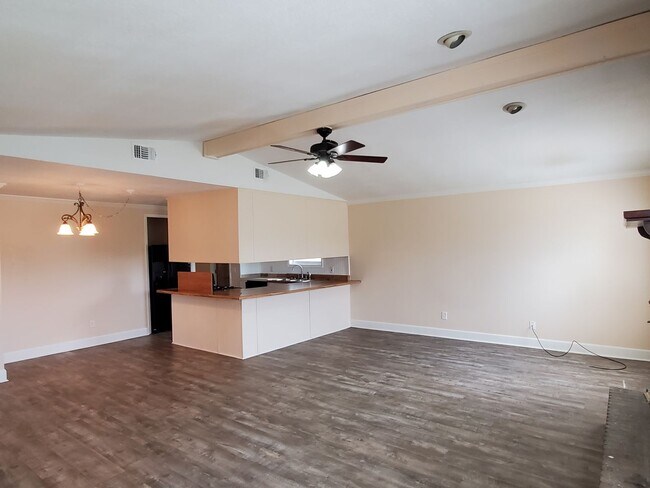 Foto del edificio - For Lease - Spacious 3 BR|1 BA Home, 10 Mi...