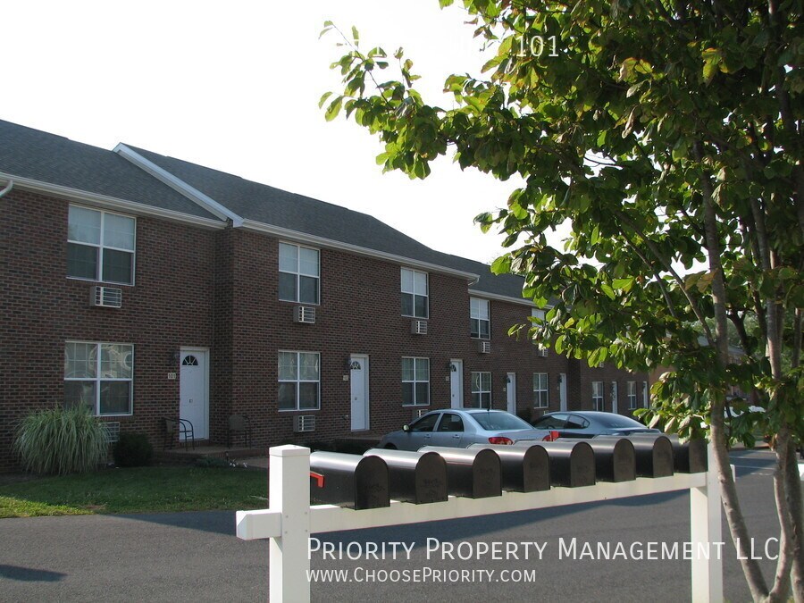 Primary Photo - Large End Unit One Bedroom Townhouse, Harr...