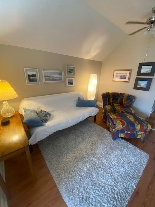 Foto del edificio - Nicely furnished garage apartment in gated...