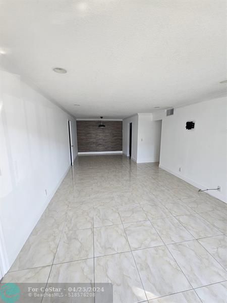 Building Photo - 6287 Bay Club Dr